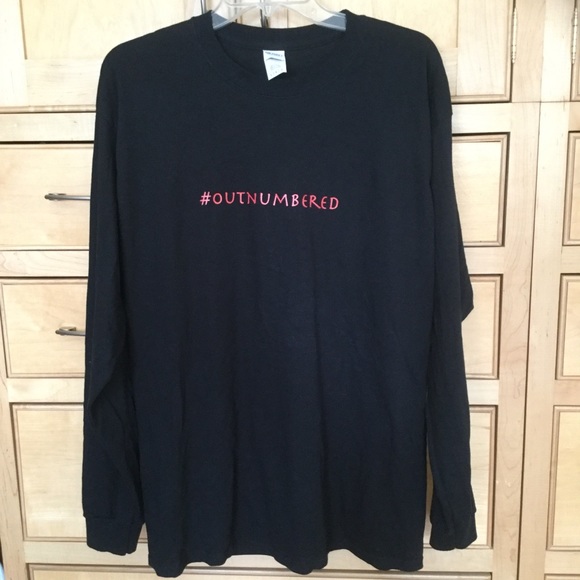 #Outnumbered T-SHIRT black size large. 100% cotton - Picture 3 of 8
